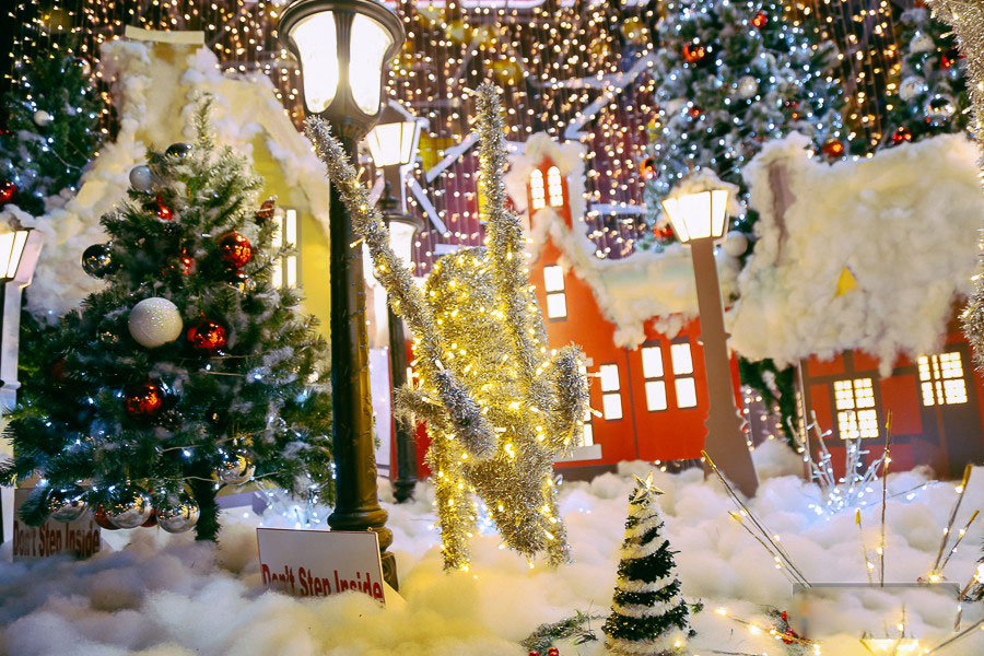 Chùm ảnh: Những chủ biệt thự ở phố nhà giàu Sài Gòn đầu tư cả chục triệu đồng trang trí Noel